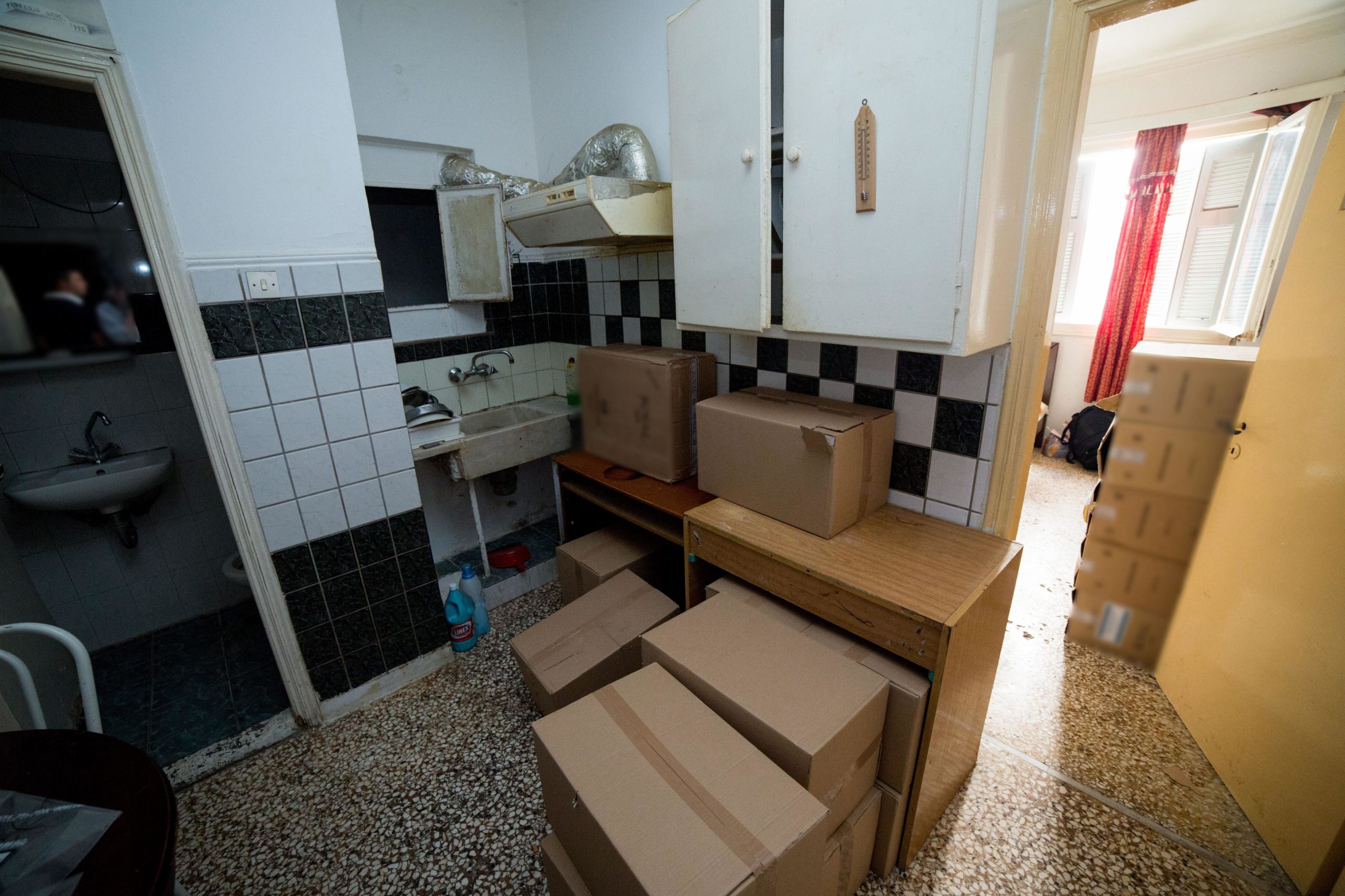 Έκανε το διαμέρισμα αποθήκη λαθραίων τσιγάρων