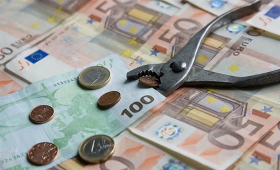 Μαχαίρι στα επικουρικά αυτοαπασχολούμενων