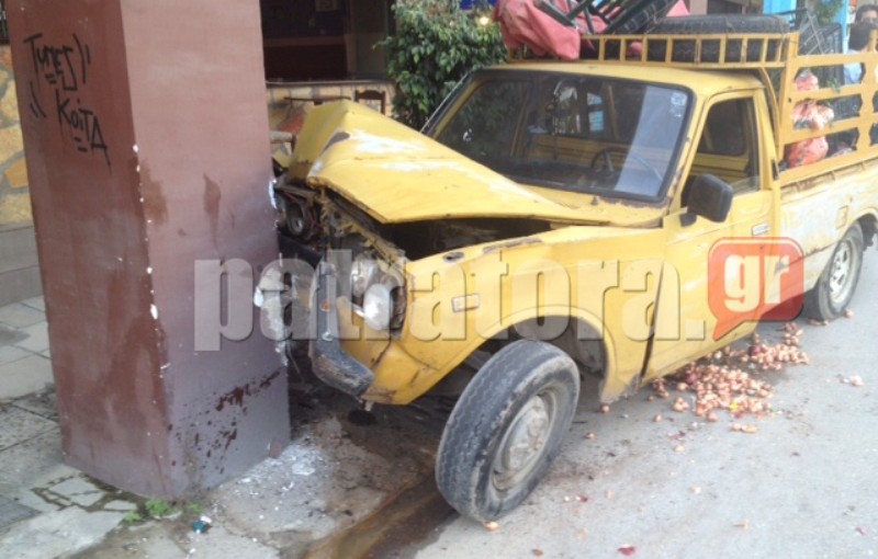 ΦΩΤΟ-Αγροτικό «καρφώθηκε» σε καφενείο