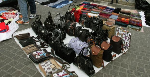 Έφτιαχναν και πωλούσαν ρούχα «μαϊμού»