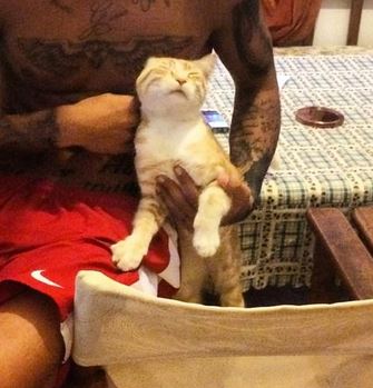 ΦΩΤΟ-Ποιος γνωστός ποδοσφαιριστής πόζαρε με τη γάτα του;