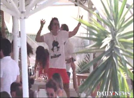 ΒΙΝΤΕΟ-Ο Ορλάντο Μπλουμ χορεύει ξέφρενα το “Happy”