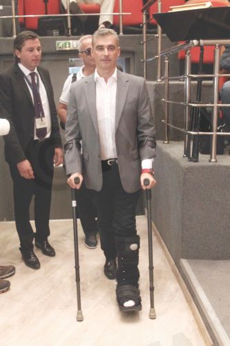 ΦΩΤΟ-Με πατερίτσες και νάρθηκα ο Άρης Σπηλιωτόπουλος