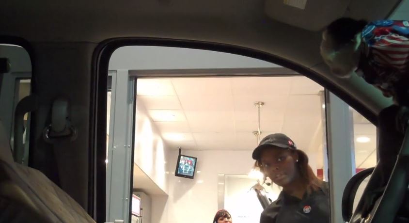 ΒΙΝΤΕΟ-Μία μαϊμού στο… drive-thru