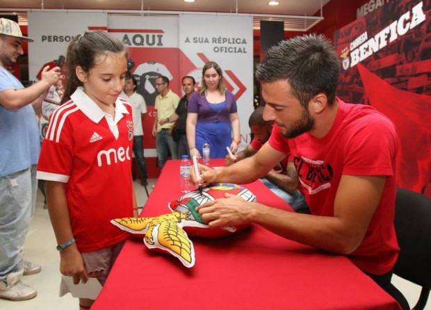 ΦΩΤΟ-Μοίρασε αυτόγραφα ο Σάμαρης