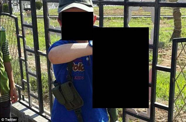 ΦΩΤΟ ΣΟΚ-7χρονος Σύρος ποζάρει κρατώντας κομμένο κεφάλι