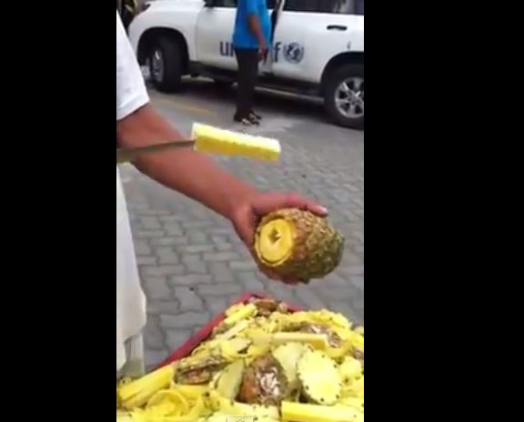 ΒΙΝΤΕΟ-Έκοψε τον ανανά σε 50’’