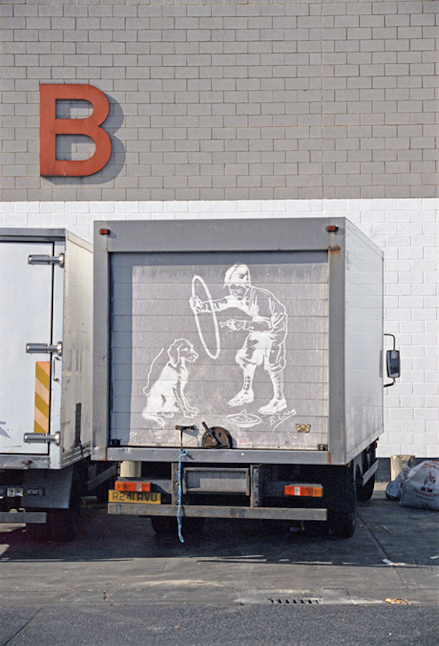 Perierga.gr - Μετατρέπει βρόμικα φορτηγά σε... έργα τέχνης! Perierga.gr - Μετατρέπει βρόμικα φορτηγά σε... έργα τέχνης!