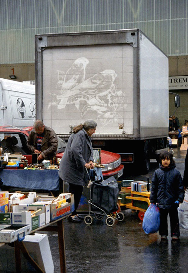 Perierga.gr - Μετατρέπει βρόμικα φορτηγά σε... έργα τέχνης! Perierga.gr - Μετατρέπει βρόμικα φορτηγά σε... έργα τέχνης!