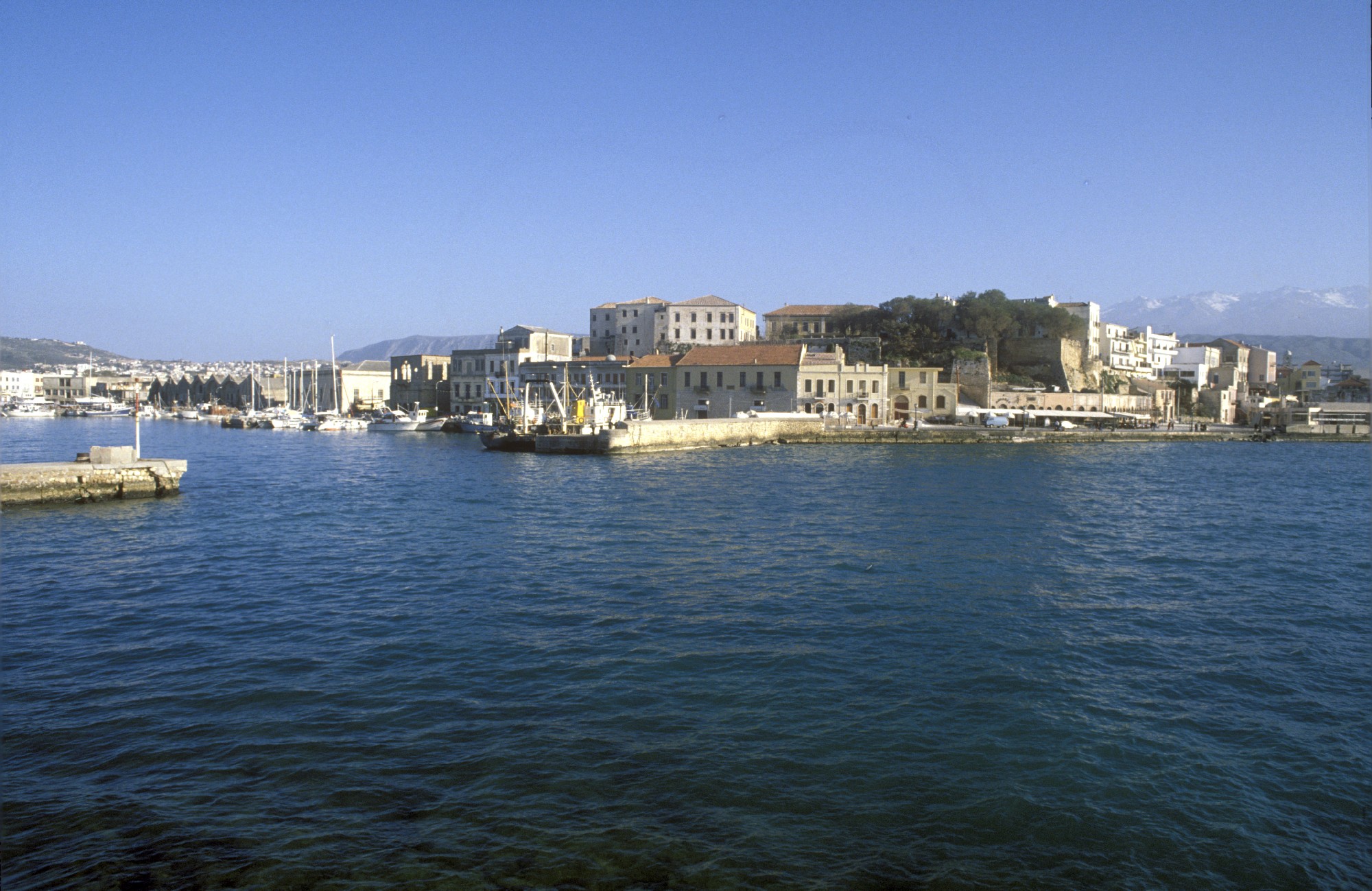 60χρονος ψαράς έπεσε στη θάλασσα από τα βράχια