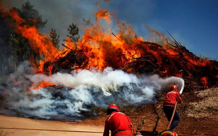 Μεγάλες πυρκαγιές μαίνονται στην Πορτογαλία