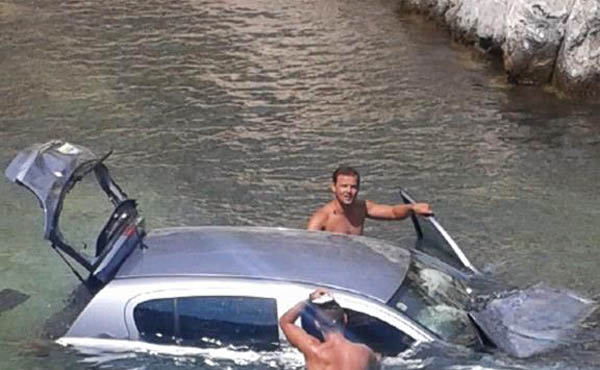 ΦΩΤΟ-Αυτοκίνητο έπεσε στη θάλασσα