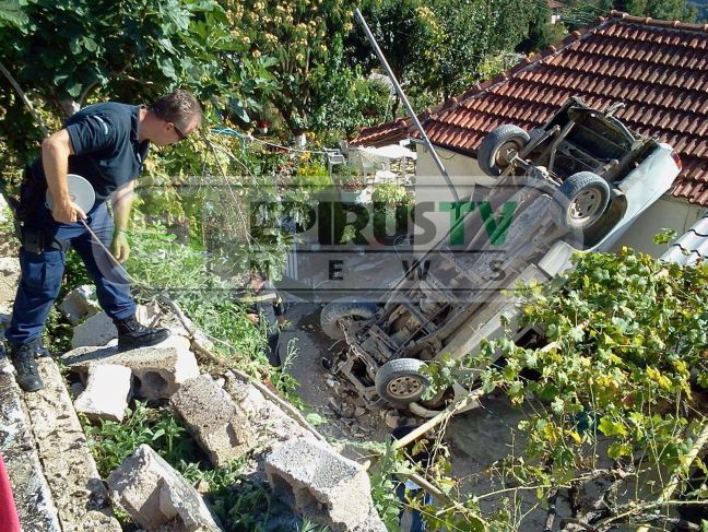ΦΩΤΟ-Αυτοκίνητο “καρφώθηκε” σε σπίτι