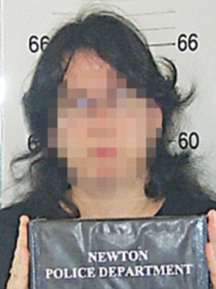 Επέτρεπε σε 24χρονο να βιάζει την 11χρονη κόρη της