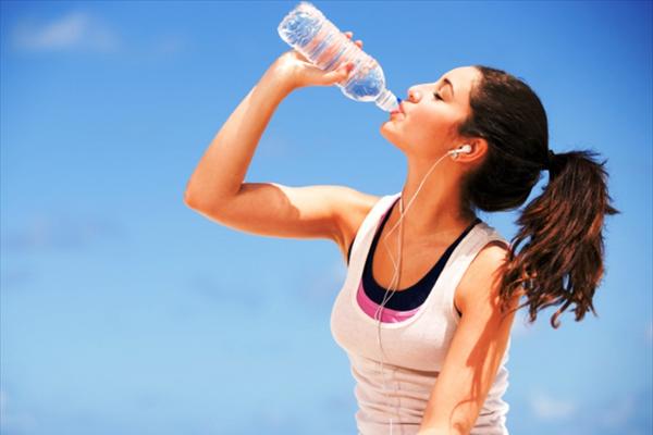 Ο πιο απλός τρόπος για να δείτε πόσο νερό πρέπει να πίνετε