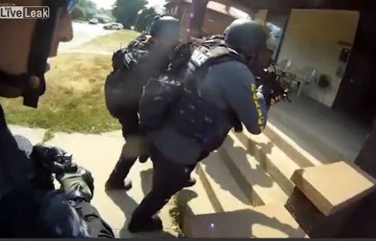 BINTEO-Η στιγμή που ομάδα SWAT εισβάλλει σε… λάθος σπίτι