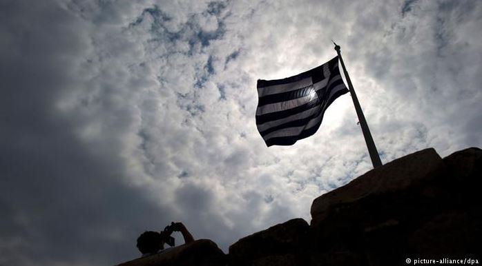 DW: Δυσβάσταχτοι οι φόροι στην Ελλάδα