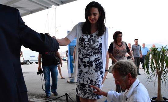 ΦΩΤΟ-Ξενάγηση της Γεωργίας Σαμαρά στο ηλιακό καταμαράν