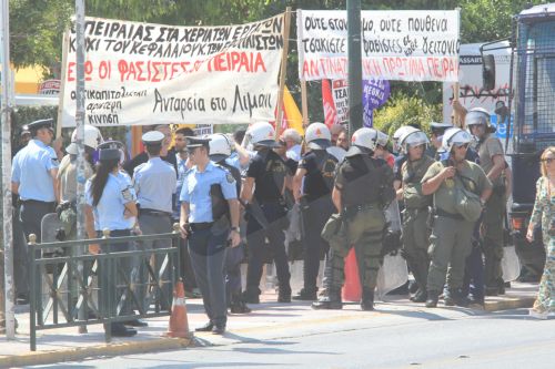 ΦΩΤΟ-Δρακόντεια μέτρα ασφαλείας και συνθήματα στην ορκωμοσία Μώραλη