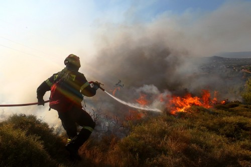 Μαίνεται μεγάλη πυρκαγιά στην Κίσαμο Χανίων – Κάηκαν αγροικίες