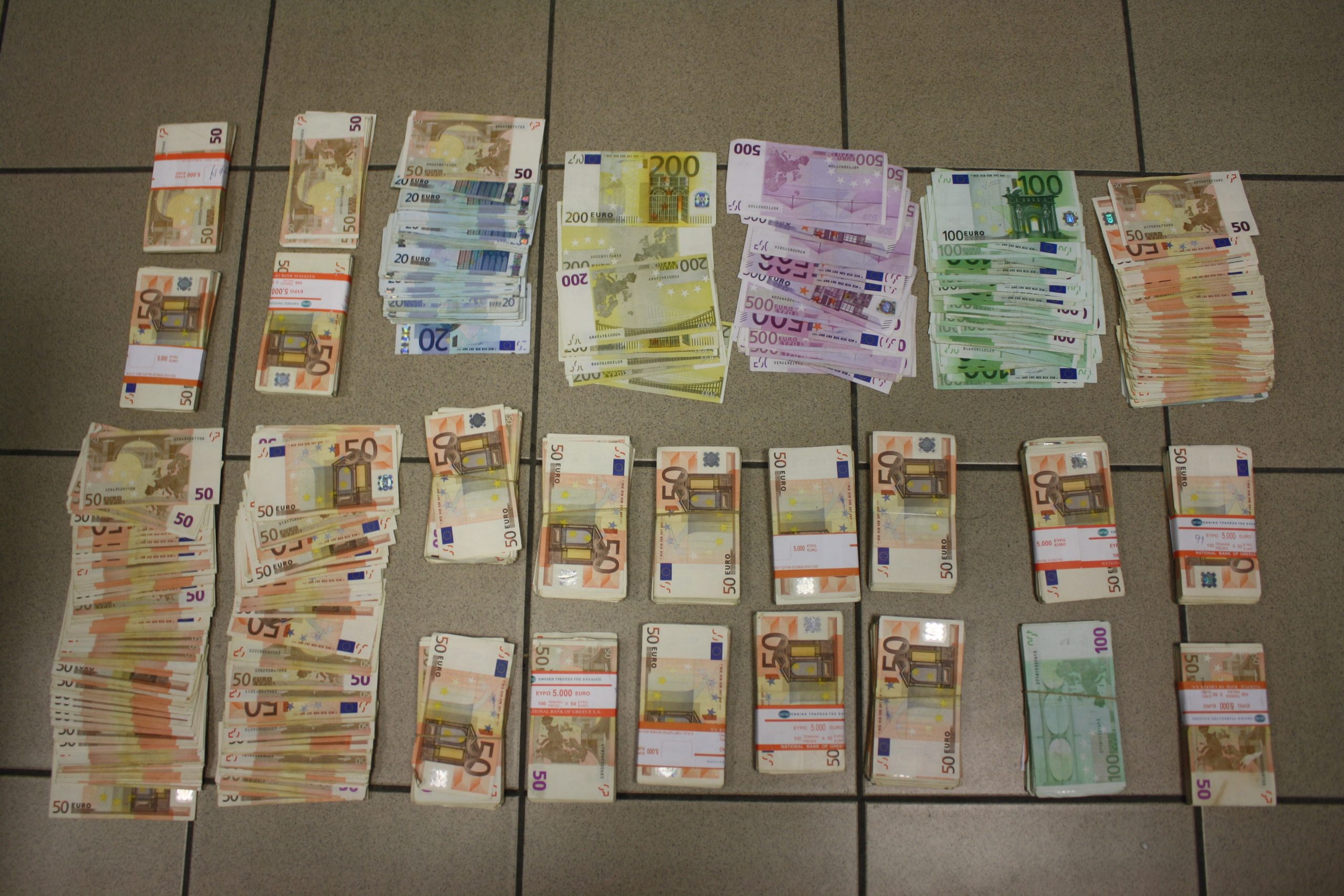 «Σκηνοθέτησε» ληστεία για να κλέψει τα λεφτά του συζύγου της