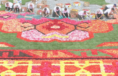 ΦΩΤΟ-Γιατί “έστρωσαν” την Grand Place με λουλούδια