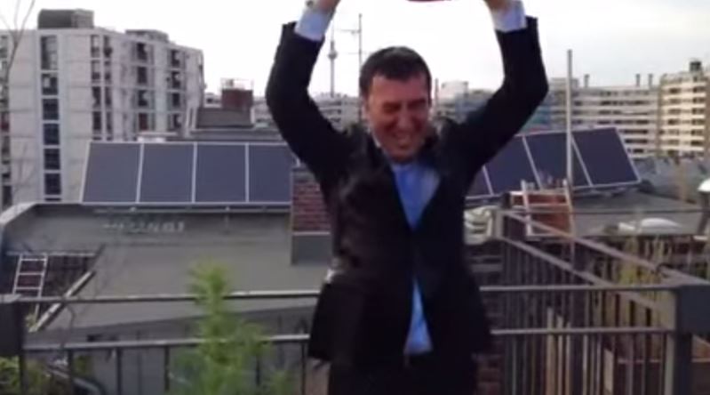 Δίπλα σε γλάστρα με κάνναβη το Ice Bucket του αρχηγού των Γερμανών Πρασίνων