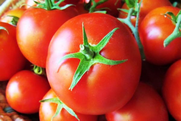 Γρήγοροι τρόποι για να ξεφλουδίσετε τις ντομάτες
