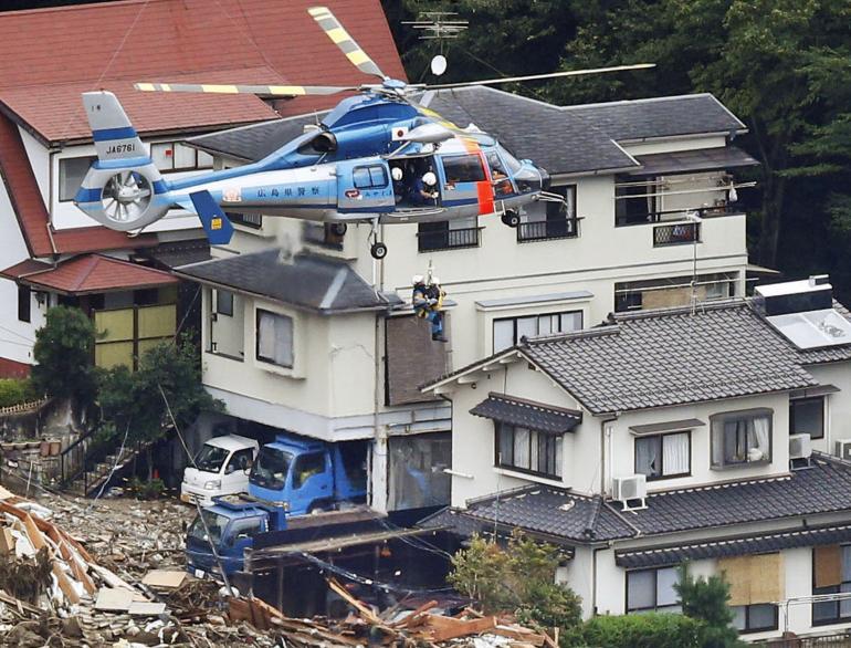 ΦΩΤΟ- 27 νεκροί και 10 αγνοούμενοι στη Χιροσίμα