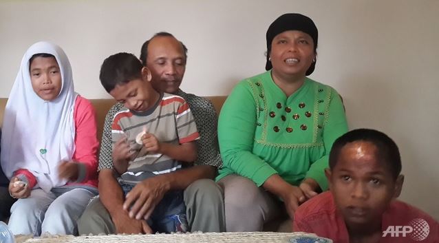 ΦΩΤΟ-Βρήκαν τα παιδιά τους ζωντανά 10 χρόνια μετά το τσουνάμι