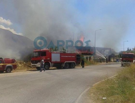 ΒΙΝΤΕΟ-Φωτιά σε εγκαταλελειμμένο κτίριο στην Καλαμάτα