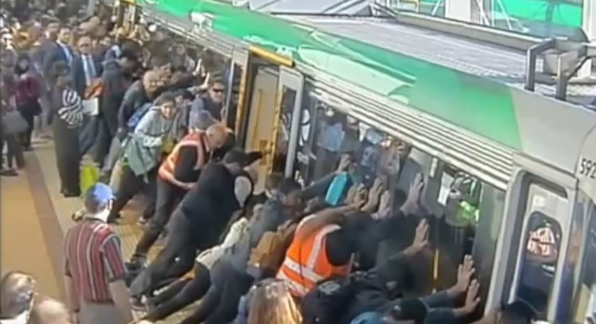 ΒΙΝΤΕΟ-Επιβάτες σήκωσαν συρμό του μετρό και απεγκλώβισαν άνδρα