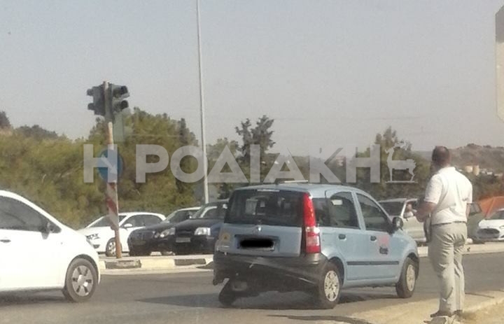 ΦΩΤΟ-Ρόδος-Ασθενοφόρο συγκρούστηκε με Ι.Χ. την ώρα που μετέφερε ασθενή