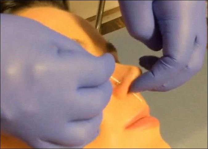 ΒΙΝΤΕΟ-Ποια τραγουδίστρια έκανε piercing στη μύτη on camera