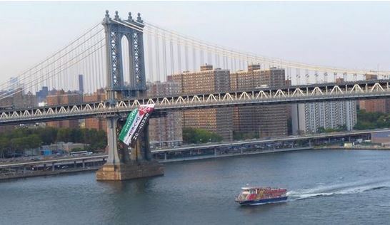 ΦΩΤΟ-Τεράστια σημαία της Παλαιστίνης στη γέφυρα του Μανχάταν