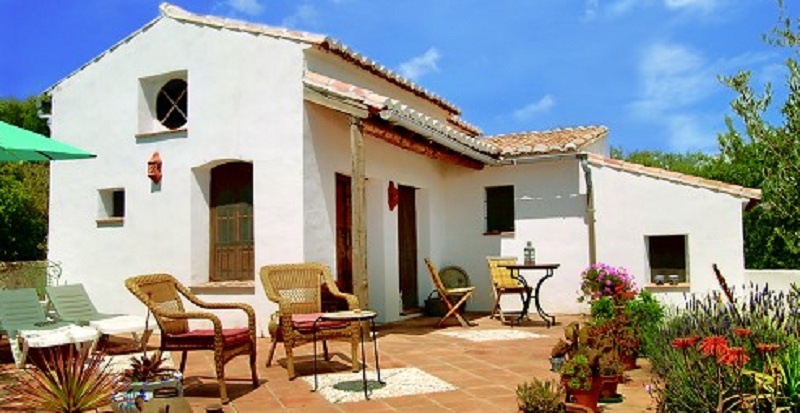 Νοικιάζουν τα εξοχικά τους οι Έλληνες