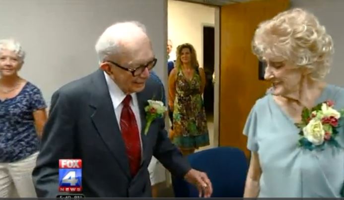 ΒΙΝΤΕΟ-94χρονος γνώρισε 89χρονη στο λεωφορείο και παντρεύτηκαν