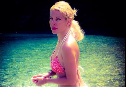 ΦΩΤΟ-Η Ελένη Μενεγάκη με μαγιό για τους θαυμαστές της