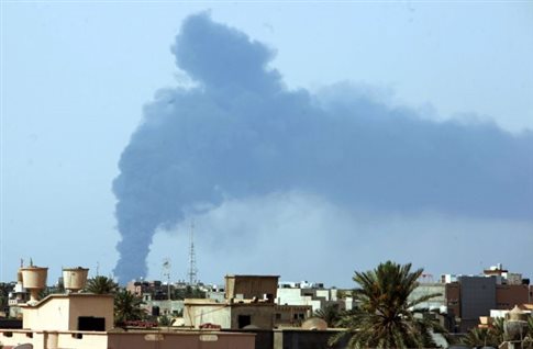 Λιβύη-Ρουκέτα έπληξε δεξαμενή καυσίμων