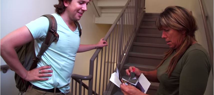 ΒΙΝΤΕΟ-Ένα δώρο την έριξε στα… πατώματα