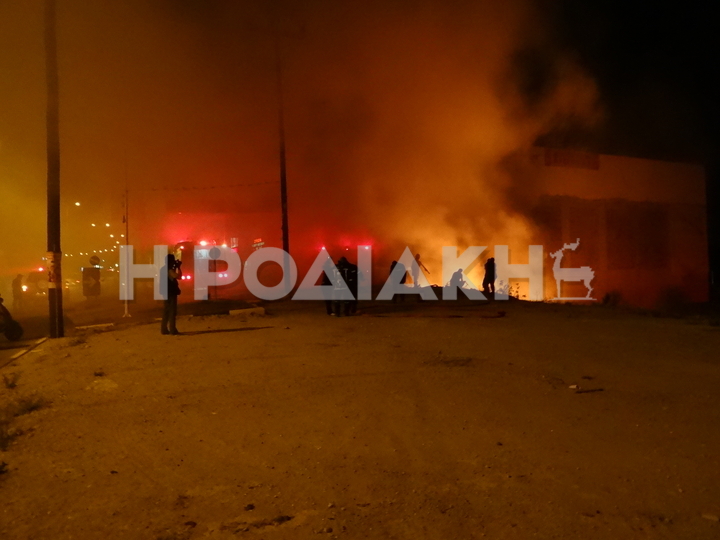 ΒΙΝΤΕΟ-ΦΩΤΟ-Φωτιά δίπλα σε βενζινάδικο στη Ρόδου-Λίνδου