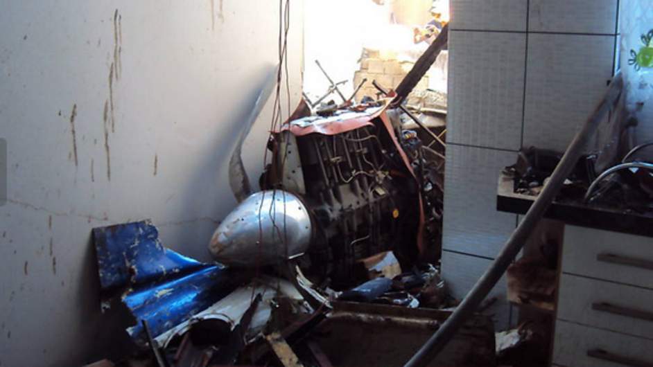 ΦΩΤΟ-Αεροπλάνο έπεσε σε σπίτι στη Βραζιλία-Από θαύμα γλίτωσε 11χρονος