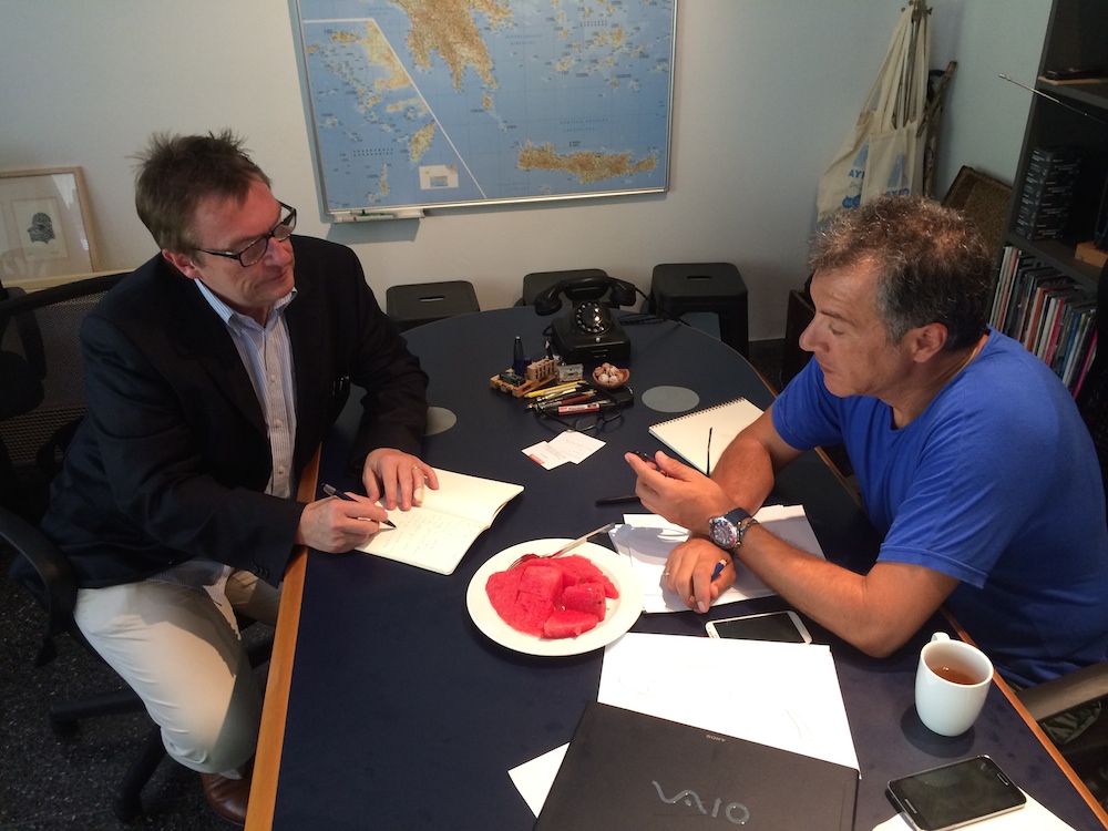 ΦΩΤΟ-Συνέντευξη Θεοδωράκη στο Der Spiegel με φόντο το… καρπούζι