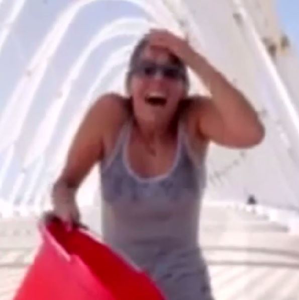 ΒΙΝΤΕΟ-Μπουγελώθηκε και η Τσαπανίδου