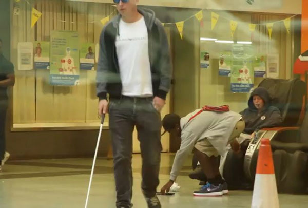 ΒΙΝΤΕΟ-Ποιος θα έκλεβε έναν τυφλό;