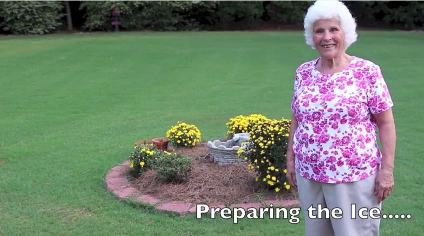 ΒΙΝΤΕΟ- Ελληνίδα σούπερ-γιαγιά μπουγελώθηκε για το ALS