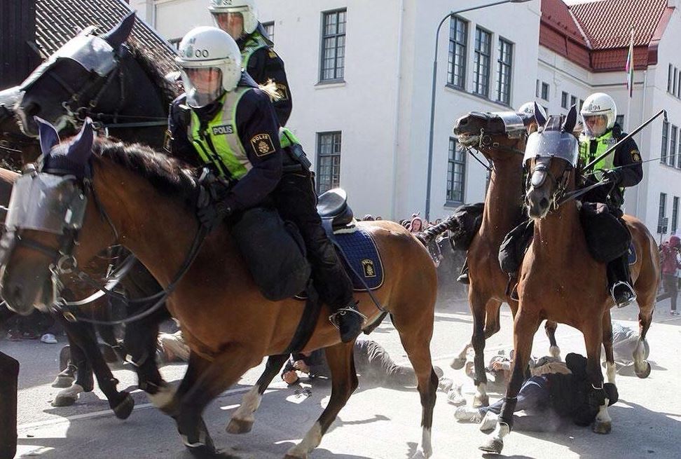 ΦΩΤΟ-Σουηδία-Έφιπποι αστυνομικοί ποδοπάτησαν αντιδιαδηλωτές σε συγκέντρωση της άκρας δεξιάς