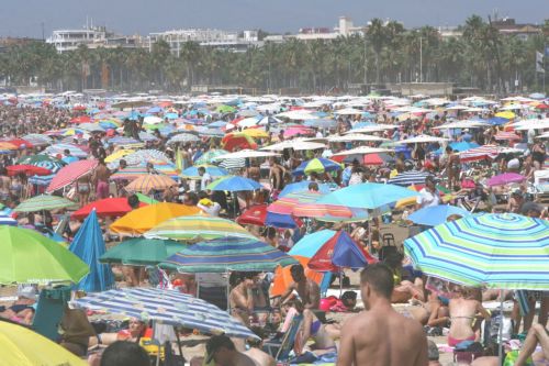 ΦΩΤΟ-Σε αυτή την παραλία δεν πέφτει καρφίτσα