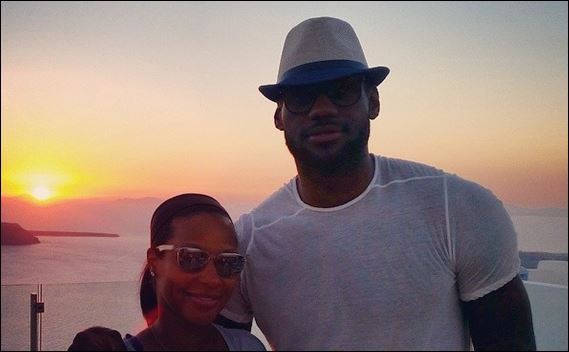 ΦΩΤΟ-Από την Μύκονο στην Σαντορίνη ο Λεμπρόν