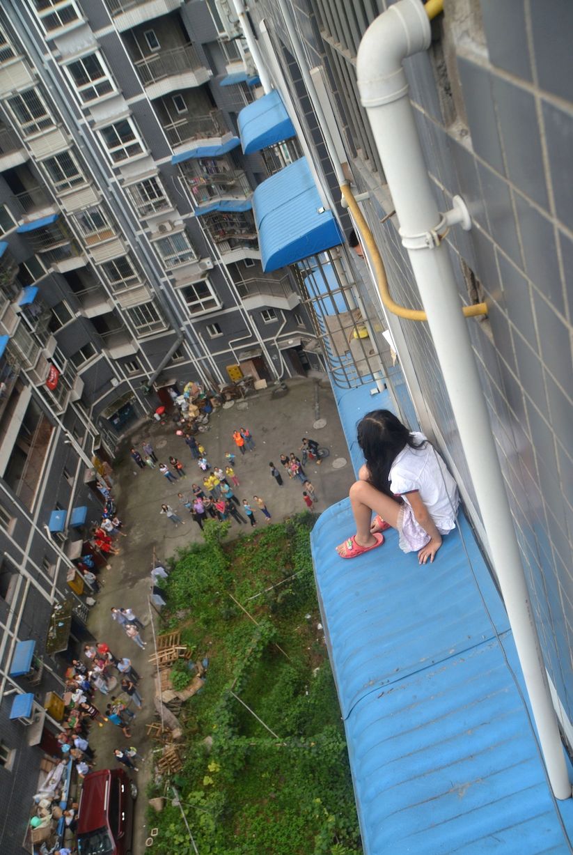 ΦΩΤΟ- 8χρονο κορίτσι αιωρούνταν από τον 5ο όροφο